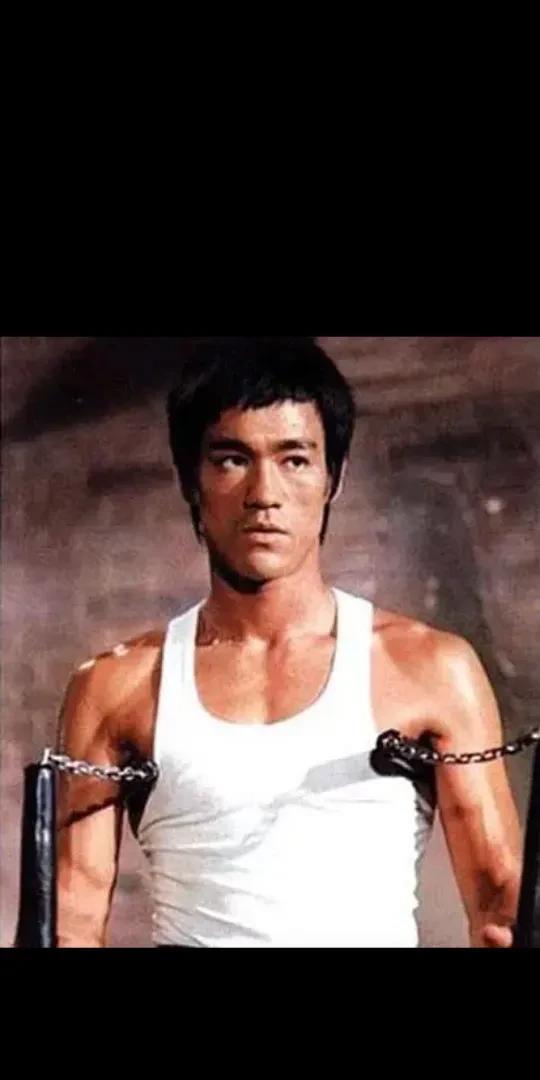 为什么会有人不相信李小龙有真功夫，说李小龙没参加过比赛，根本就没实力。
李小龙他
