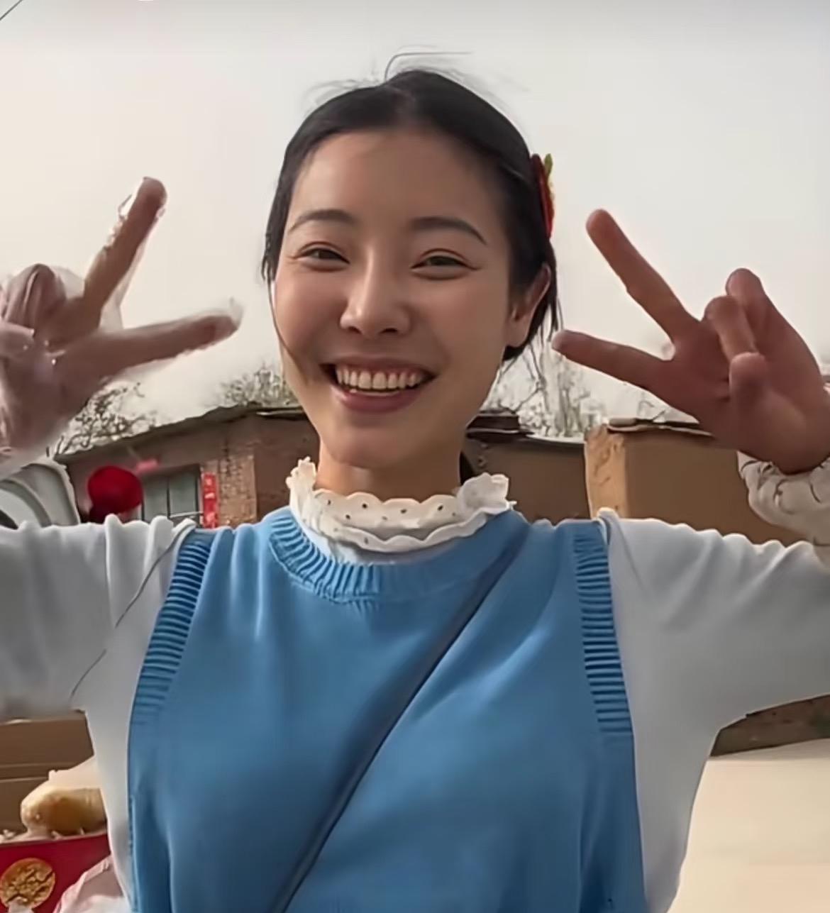 奉劝大家一句，
千万不要被李富贵骗了，
她根本就不是我们想的那种人，因为她是一个