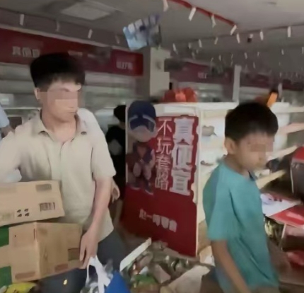 赵一鸣零食店遭哄抢：法不责众吗？
 
洪水后赵一鸣零食店遭哄抢，几乎被搬空！6月