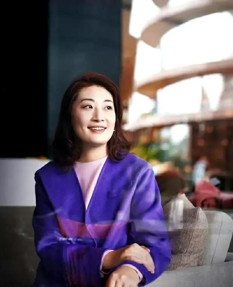 主持人问宗馥莉婚恋问题，宗馥莉想得很透彻：“我不敢找对象，因为我不知道对方接近我