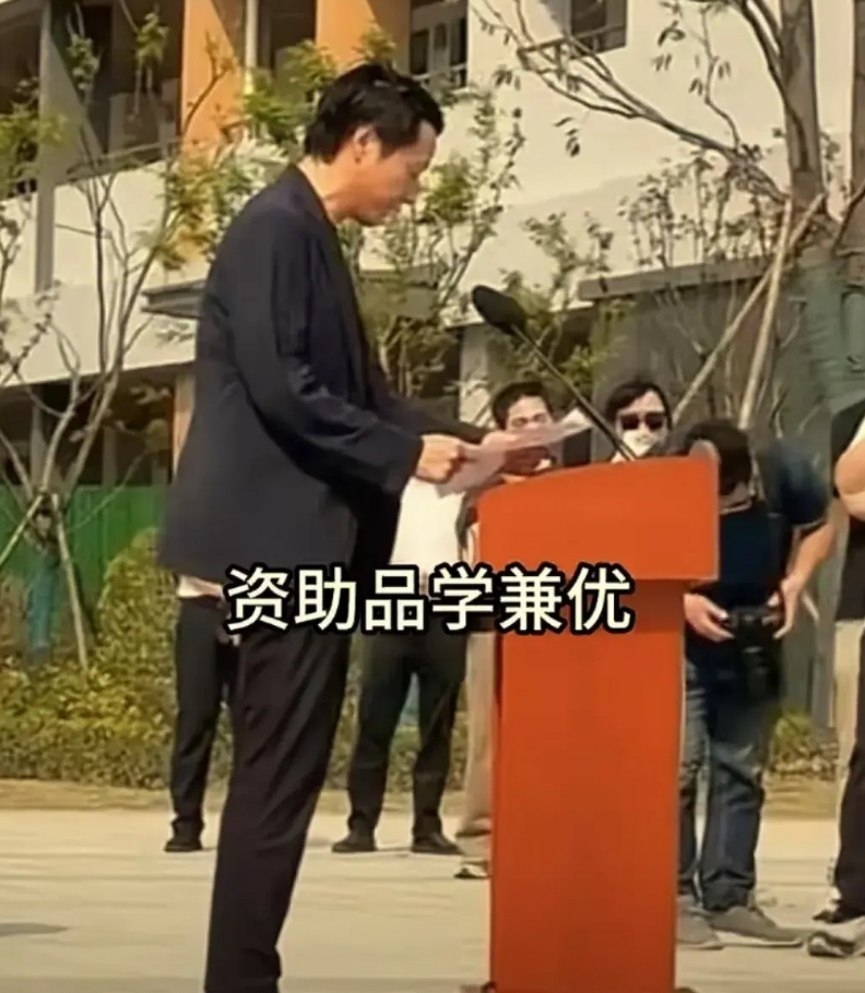 今日，雷军回到母校湖北省仙桃中学，而苹果总裁库克去到浙江大学。但是两个人干了一件