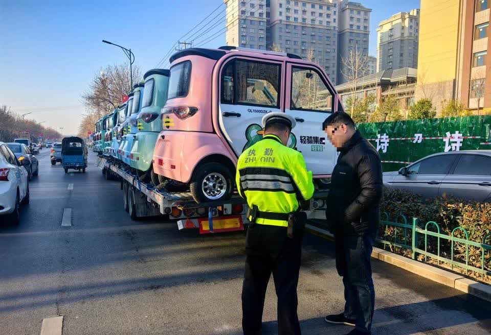 货运运输长出“尾巴”，东阿交警现场查处
齐鲁晚报·齐鲁壹点 陶春燕 通讯员 刘