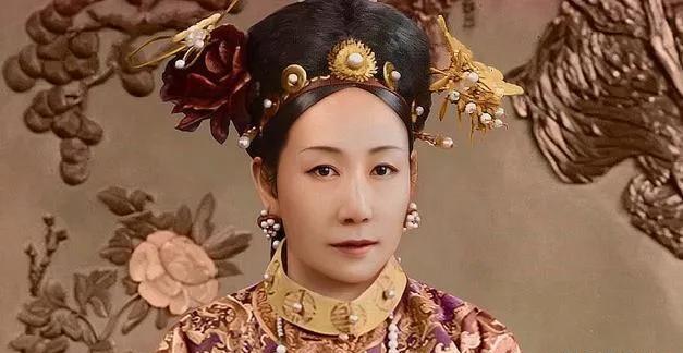 1906年，夜幕低垂，慈禧太后熟睡中面纱滑落，身旁侍卫惊慌跪地：“太后，奴婢未见