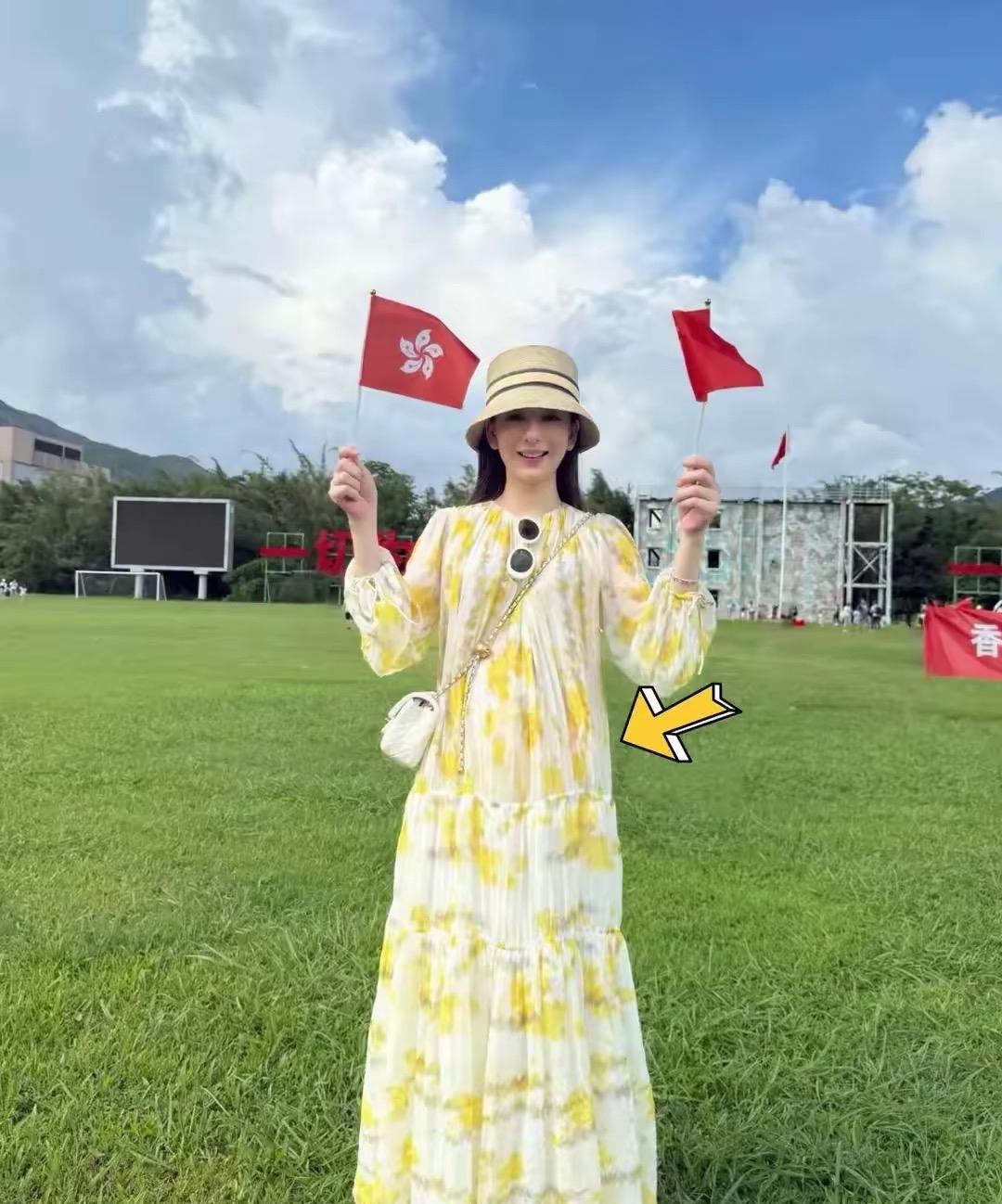三胎后的方媛首次现身，携爸妈与俩女儿参观驻港部队军营，为孩子成长上重要一课。她身