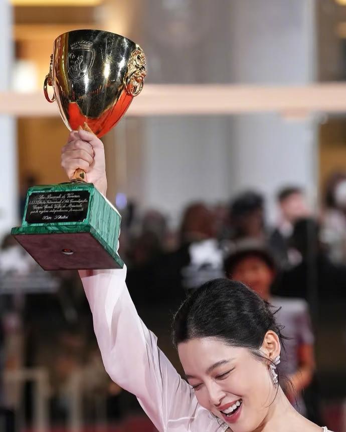名利面前就是这样，装也不装了！
辛芷蕾获威尼斯影后后……
《VOGUE》官宣辛芷