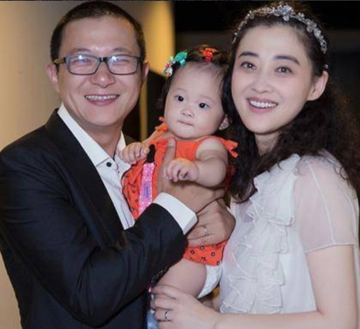 2012年，梅婷害羞地对秦昊说：我喜欢上了剧组的摄影师，你能帮我问问他愿不愿意娶