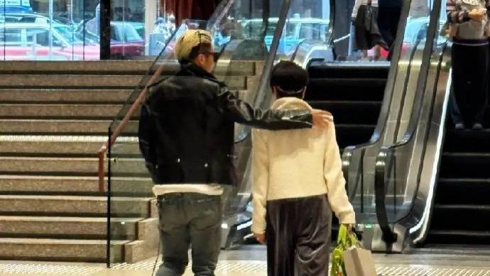 谢霆锋陪74岁妈妈狄波拉逛街