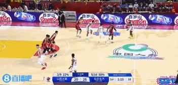 曾凡博掩护直接把迪亚洛撞出五米远，先不说曾凡博掩护犯规没犯规，但迪亚洛确实是摔得