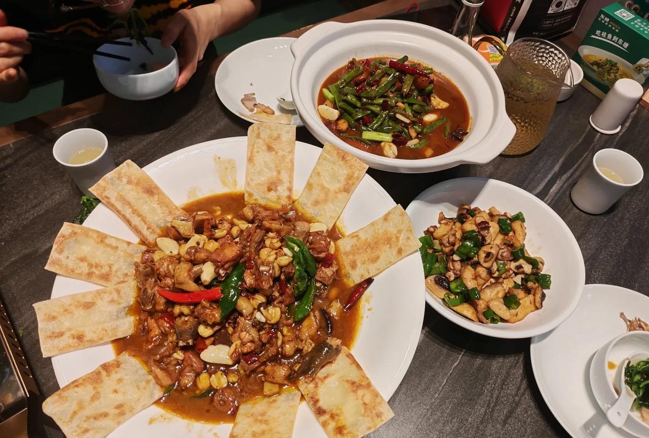 周末父亲节，老婆说中午不做饭了，到饭店吃吧，支持一下最近因整治违规吃喝受影响的餐