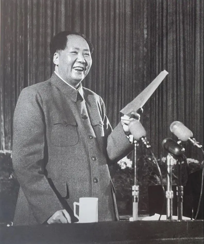 毛主席进了北京，却不肯进故宫；离开延安后，再也没回去，这不是偶然，旁人进城是为了