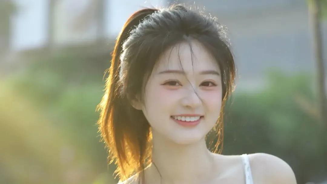 微胖型甜妹公寓楼下拍照，7个简单动作，活泼可爱，充满活力