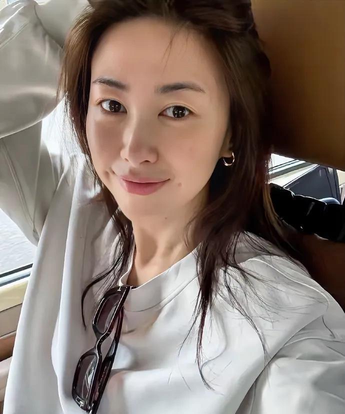 朱珠，166cm，素颜照都这么美，看着皮肤真好，一点不像41岁的，你们看看是不是