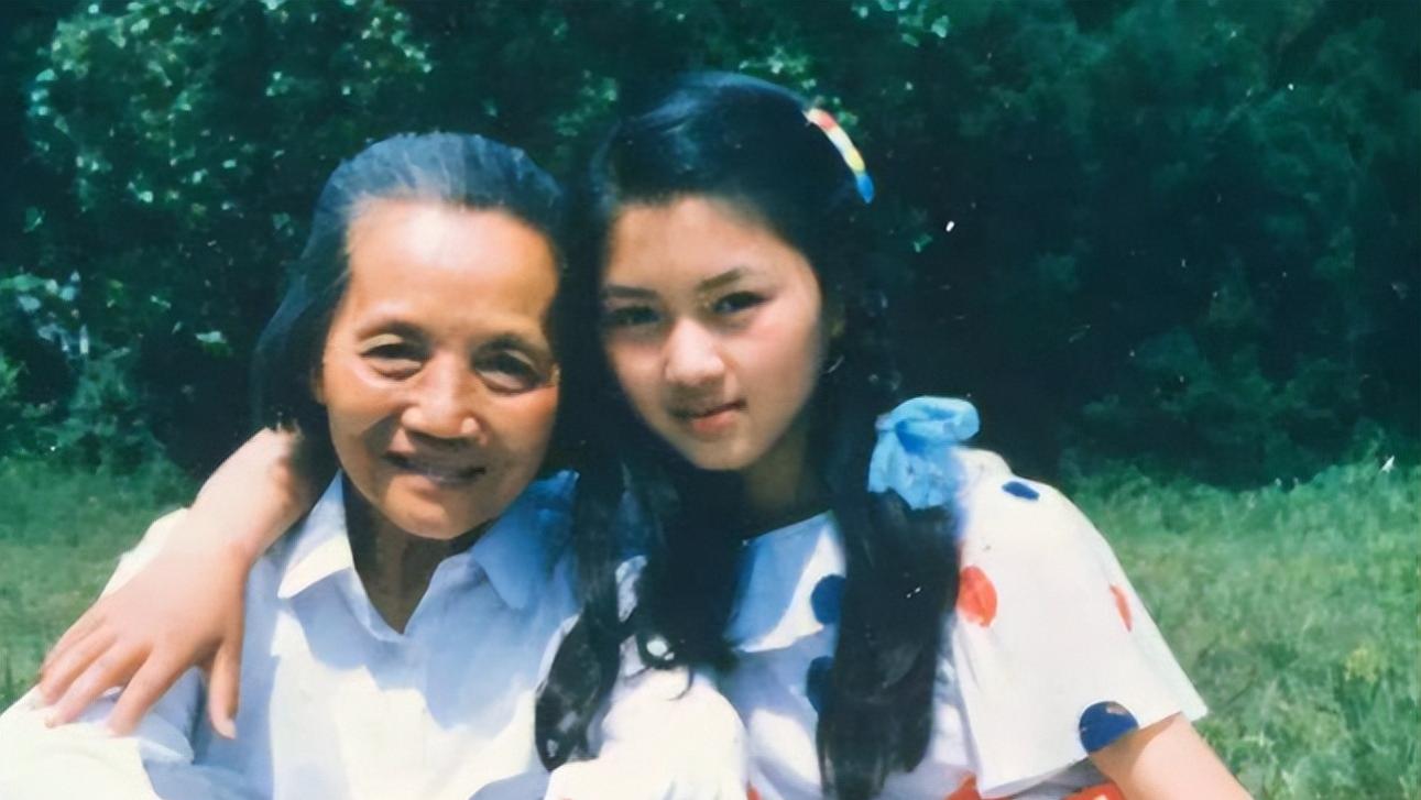 苦追陆毅多年被弃？嫁豪门16年，爹瘫妈死夫去世，如今她怎么样了