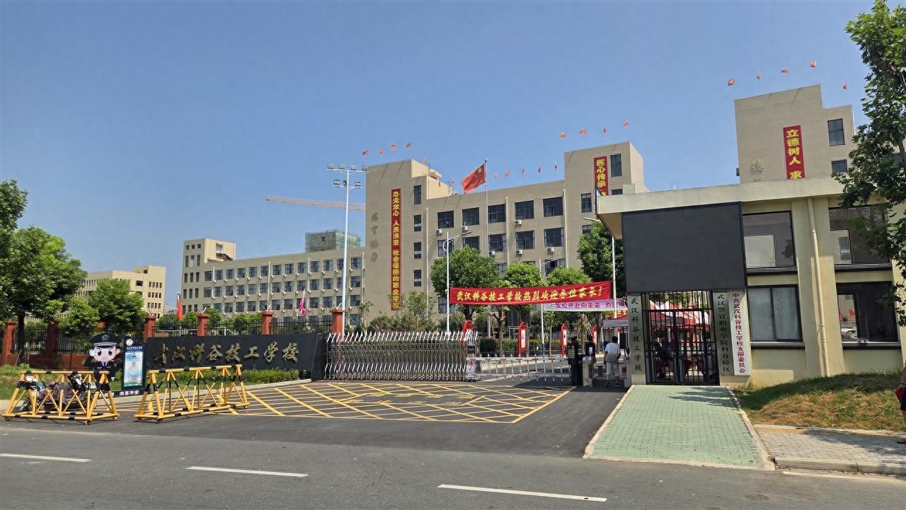 武汉一学校将一学生学籍注销，8个月后学生和家长才得知，或将影响学生参加明年高考？