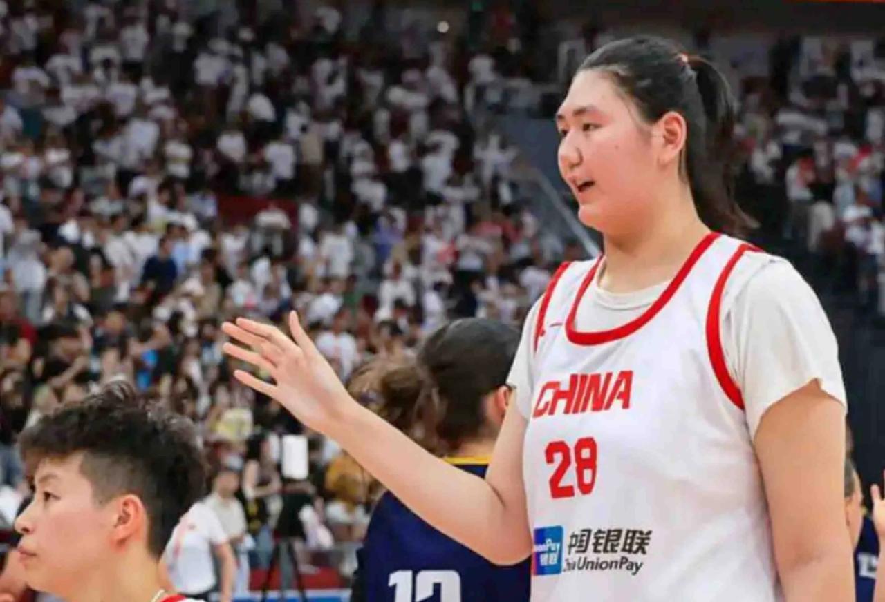 中国女篮 18 岁的小将张子宇，身高 2 米 26 的内线巨塔，太高太壮了，其统