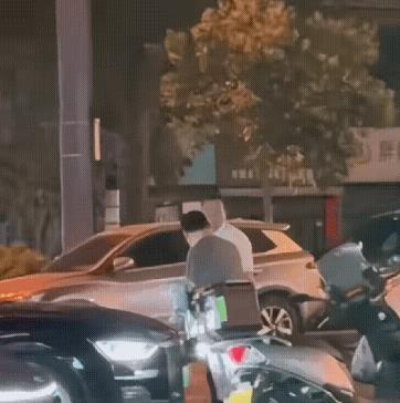 黑车司机与摩托车大哥发生矛盾激烈对骂，摩托车大哥吵不赢直接往地上一躺，黑车司机看