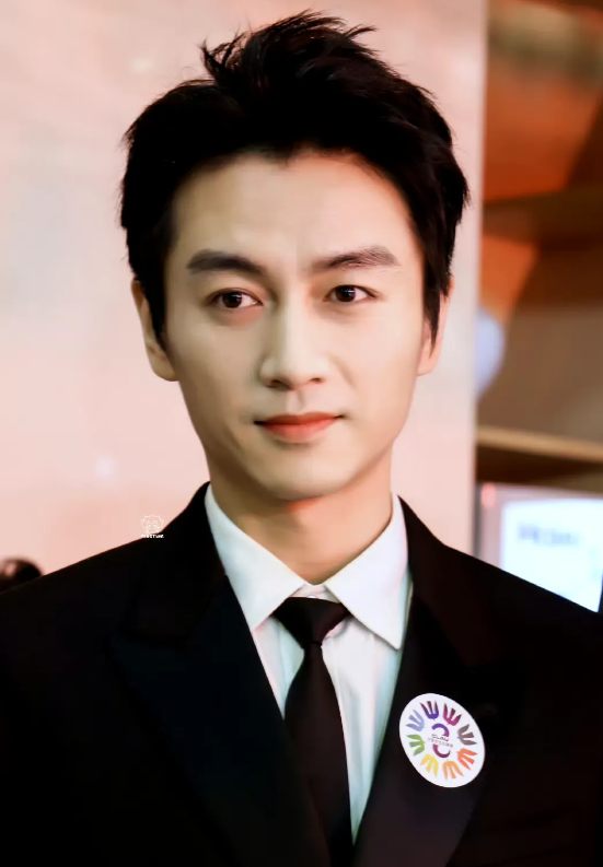 离婚后的陈晓眼睛里又有光了!
他昨天出席活动，一身黑色西服神采奕奕容光焕发一直笑