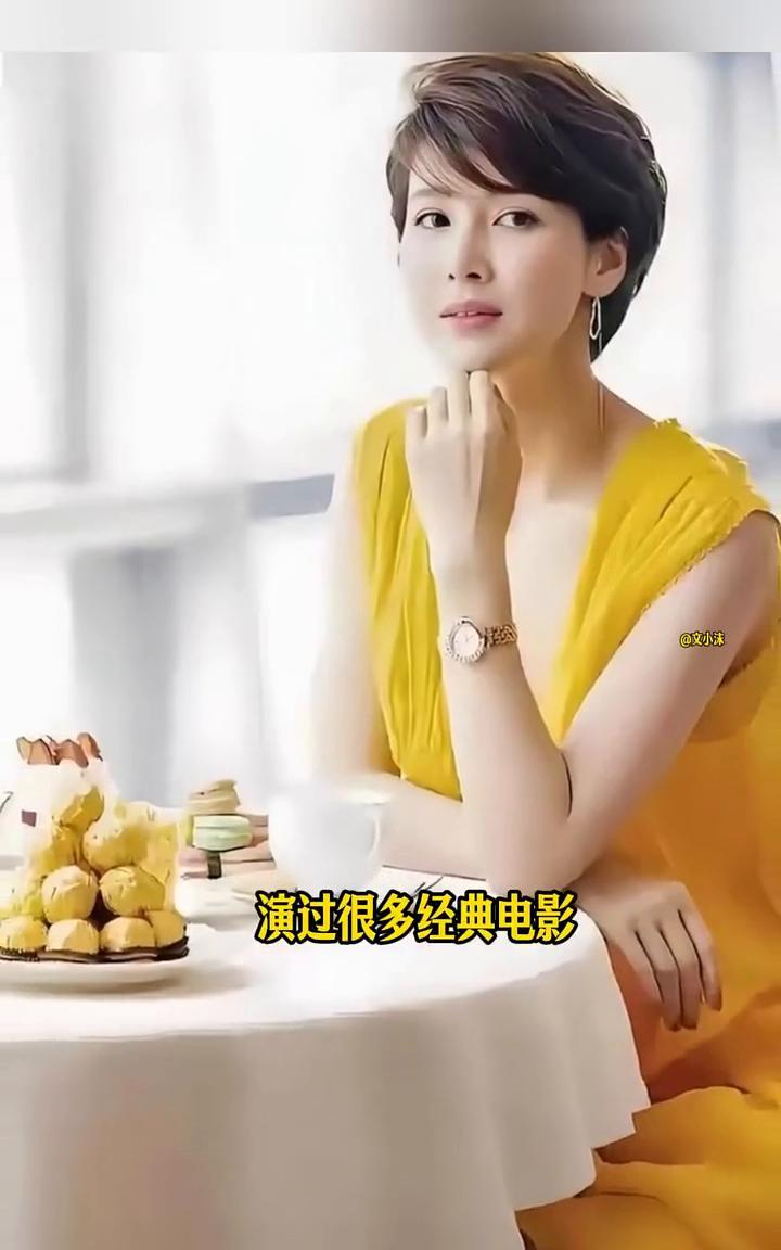 静文小沫。
她年轻的时候不显嫩，老的时候却不显老。一袭黄色长裙，端庄得体，很有风