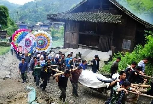 “万物皆有灵！”2013年5月17日，贵州雷山县举行了一场特别的葬礼，当地500