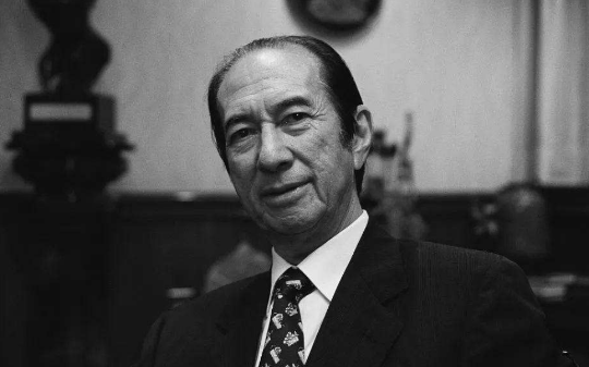 何鸿燊原配黎婉华，重病期间丈夫迎娶14岁二太太，4儿女命运悲惨