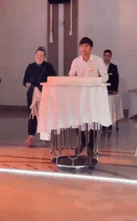 婚礼上出状况可太让人闹心了，这对新人遇到蛋糕倒地的突发状况，处理方式真的绝了！一