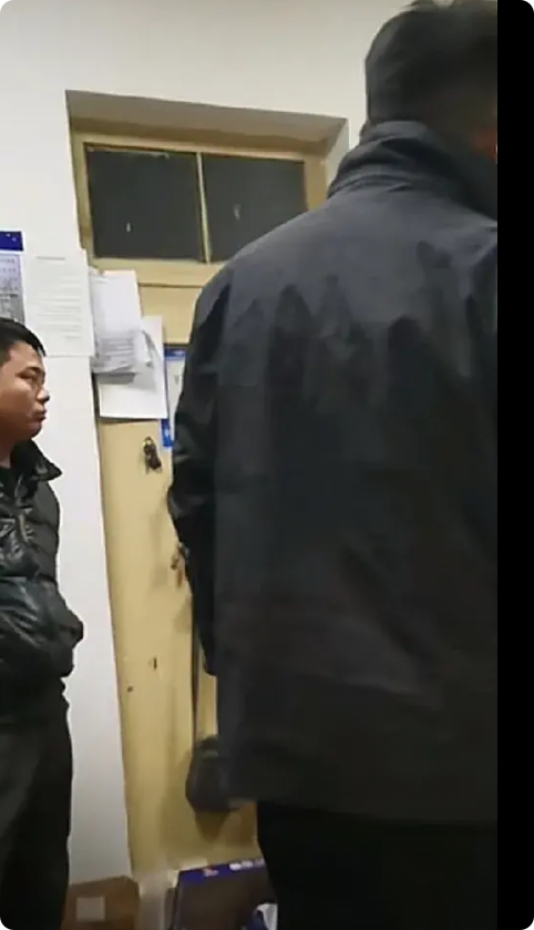 前些天邻村91岁老人去世了，叔叔和大侄子吵了起来，动了村长来调解。
原因是91岁
