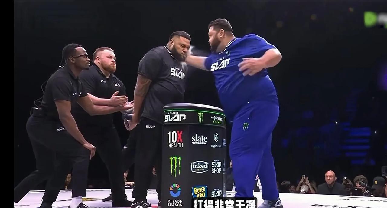 我就想知道后面这俩哥们是干什么的？资本的力量！只要有人出钱打个脸算什么？打人不打