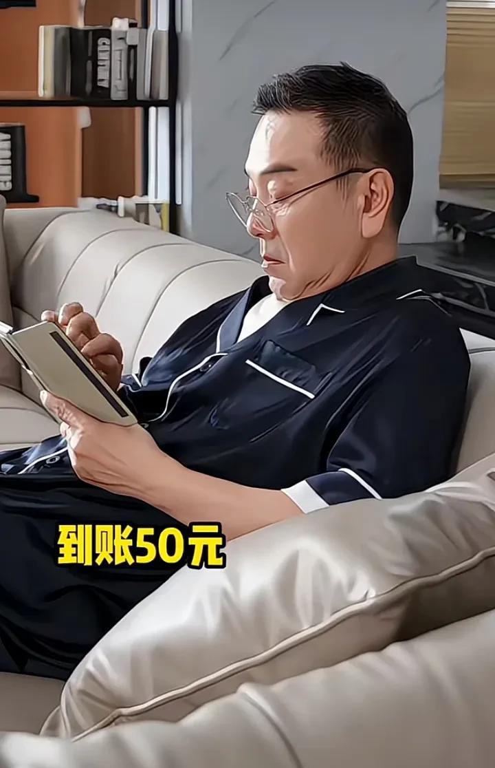 张晨光和所有的爸爸一样，都是“女儿奴”。
当儿子说，要去约会时——
张晨光穿着睡