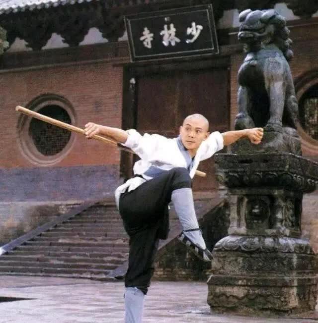 李连杰释永信这对师兄弟，他们一个让少林寺武功发扬光大，一个让少林寺蒙耻。当年因为