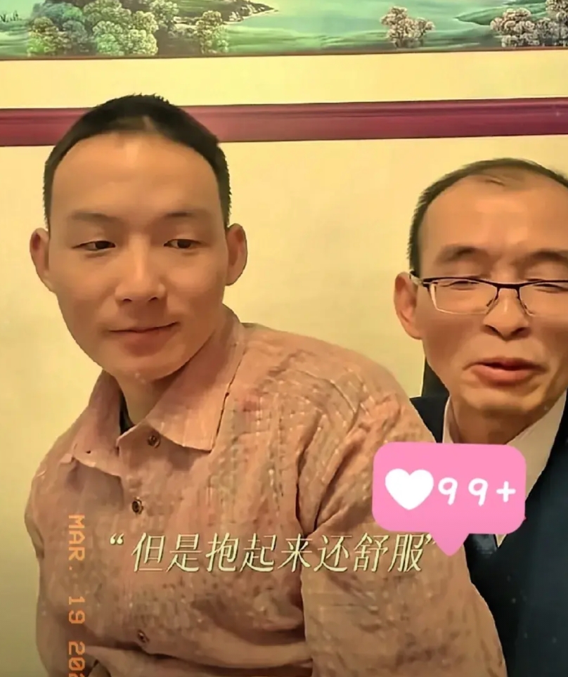 谢爸做了很多孙海洋不敢做的事情！

直播中谢爸让浩男坐在自己腿上，浩男有130斤