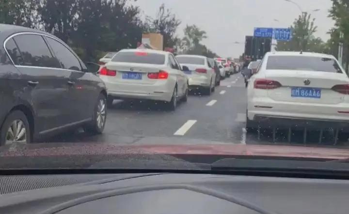 回家途经滕平路，看到正在封闭施工。



滕平路，连接滕州与东郭镇，是东郭通往市