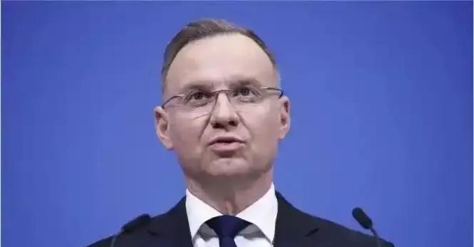 懵了，撕下伪装，欧盟终于把自己变成军事同盟。当欧盟修改条约增加了防务内容，欧盟变