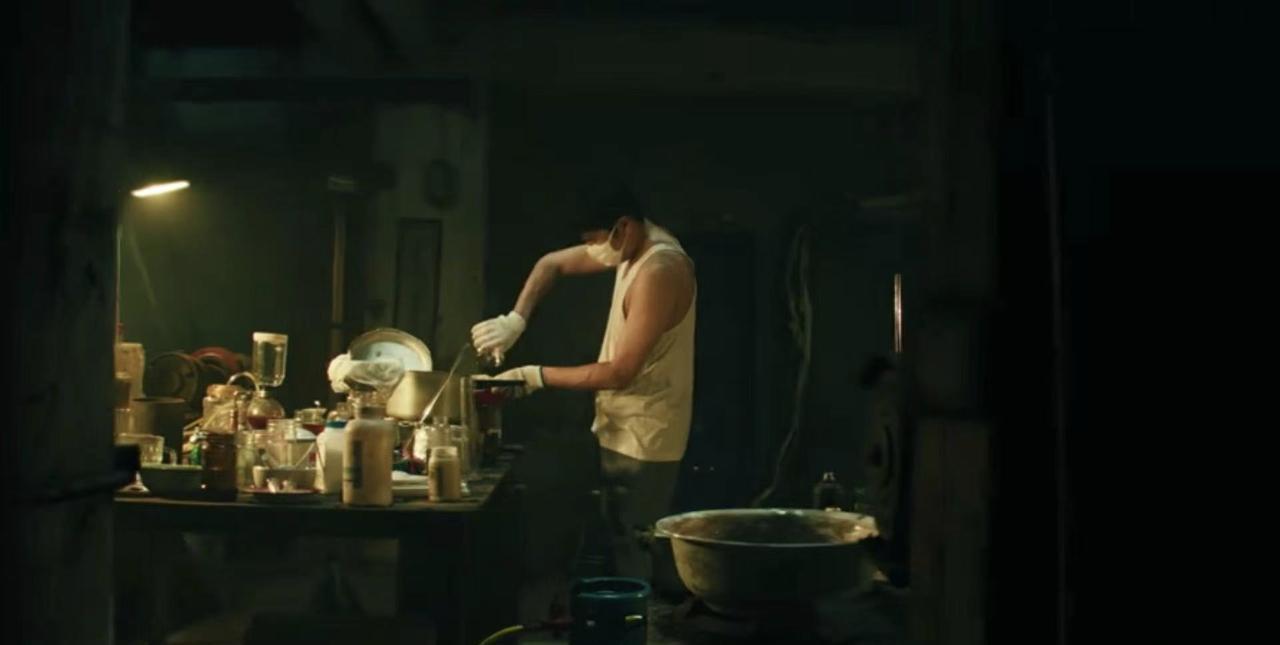果然有本事的人干啥都行！
《扫毒风暴》中秦昊饰演的卢少骅只看了一遍老鬼怎么制毒，