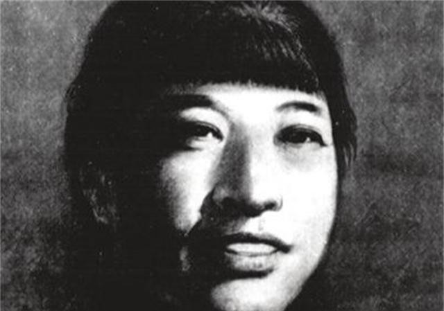 1928年，贺龙元帅的妹妹贺满姑受叛徒出卖，被敌人逮捕，刽子手们将她绑在十字木桩