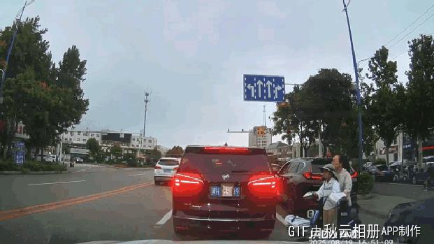好多这种带小孩还不守交规的，好像小孩是倚仗大家都该让他一样