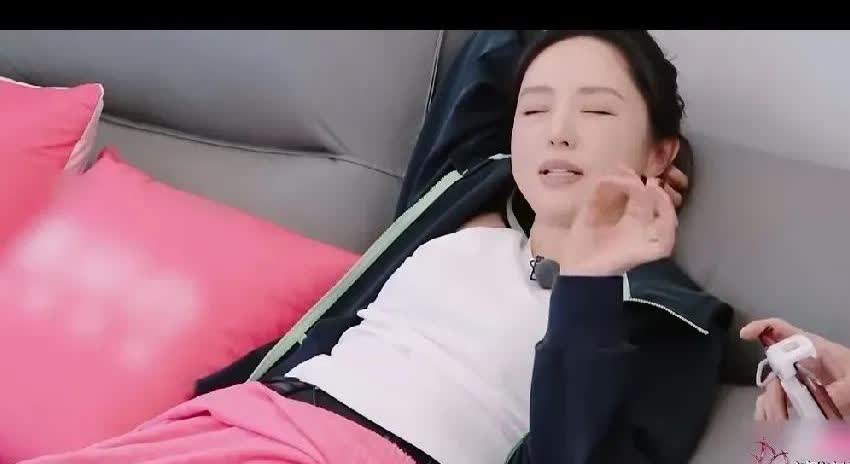 连董璇都快看不下去了，张维伊摘掉了他的大金表，又拿出了他两万块的三折叠手机，势必