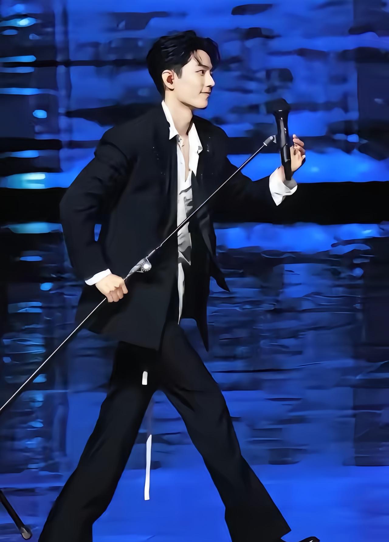 我真的要笑死
肖战没有架子
因为架子被他自己扛走了，昨晚肖战唱完，一如往常90度