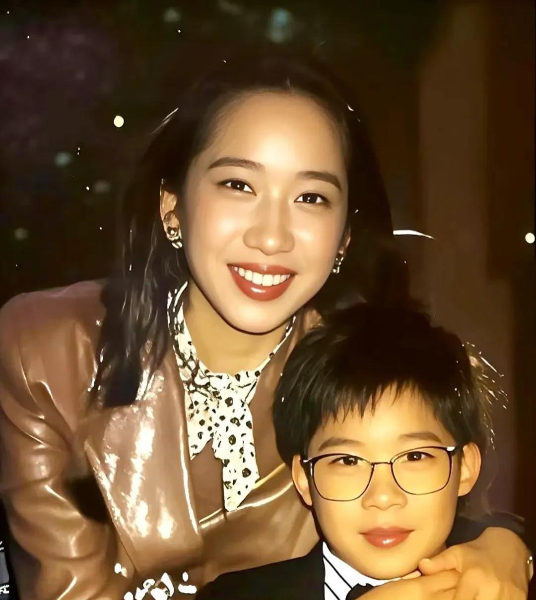 郭晶晶家三个娃的长相，简直就是豪门基因开盲盒现场！
老大儿子一露面，网友直接惊掉