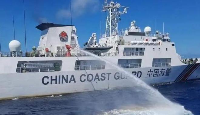 被撞漏油了？菲舰闯黄岩岛再败，解放军当场亮剑，大片油污已确认