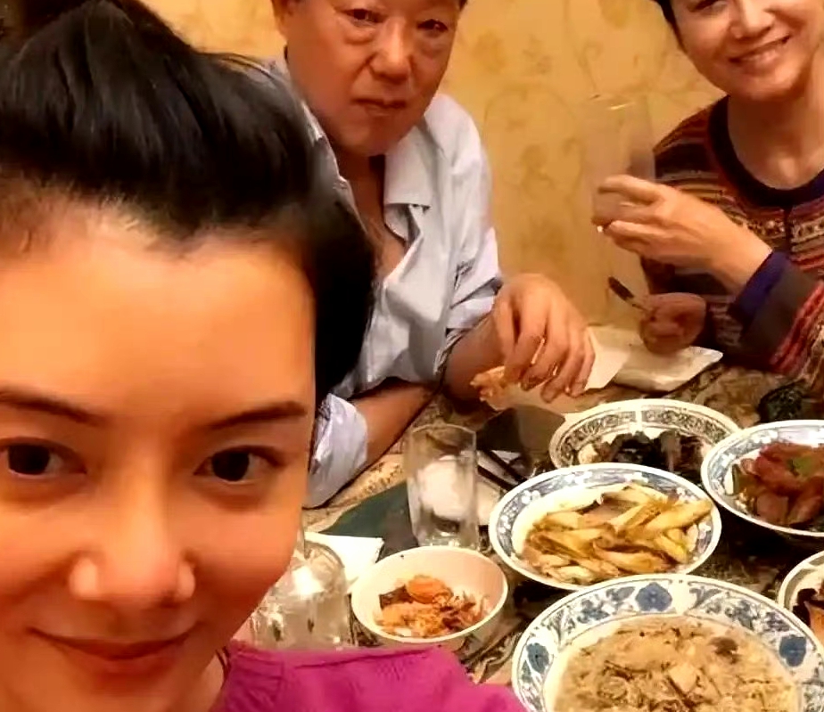 车晓父母离婚后还能相处这么好，很难得吧！ ​