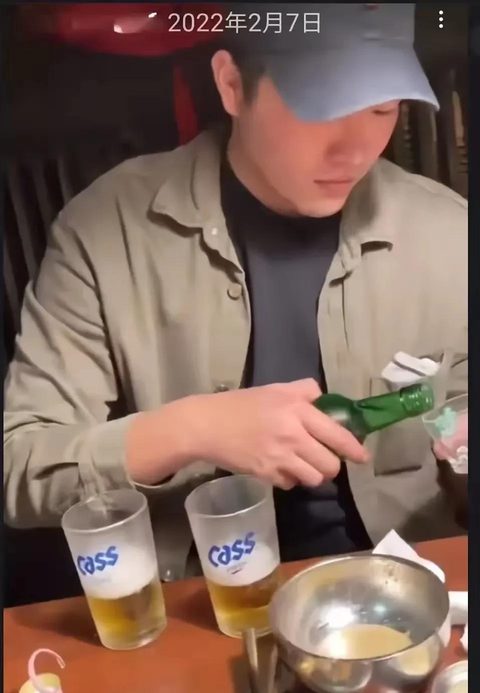 房仲男
马筱梅的前男友
放出了一段大家
一起嗨歌的视频
马筱梅的妈妈也在现场
人
