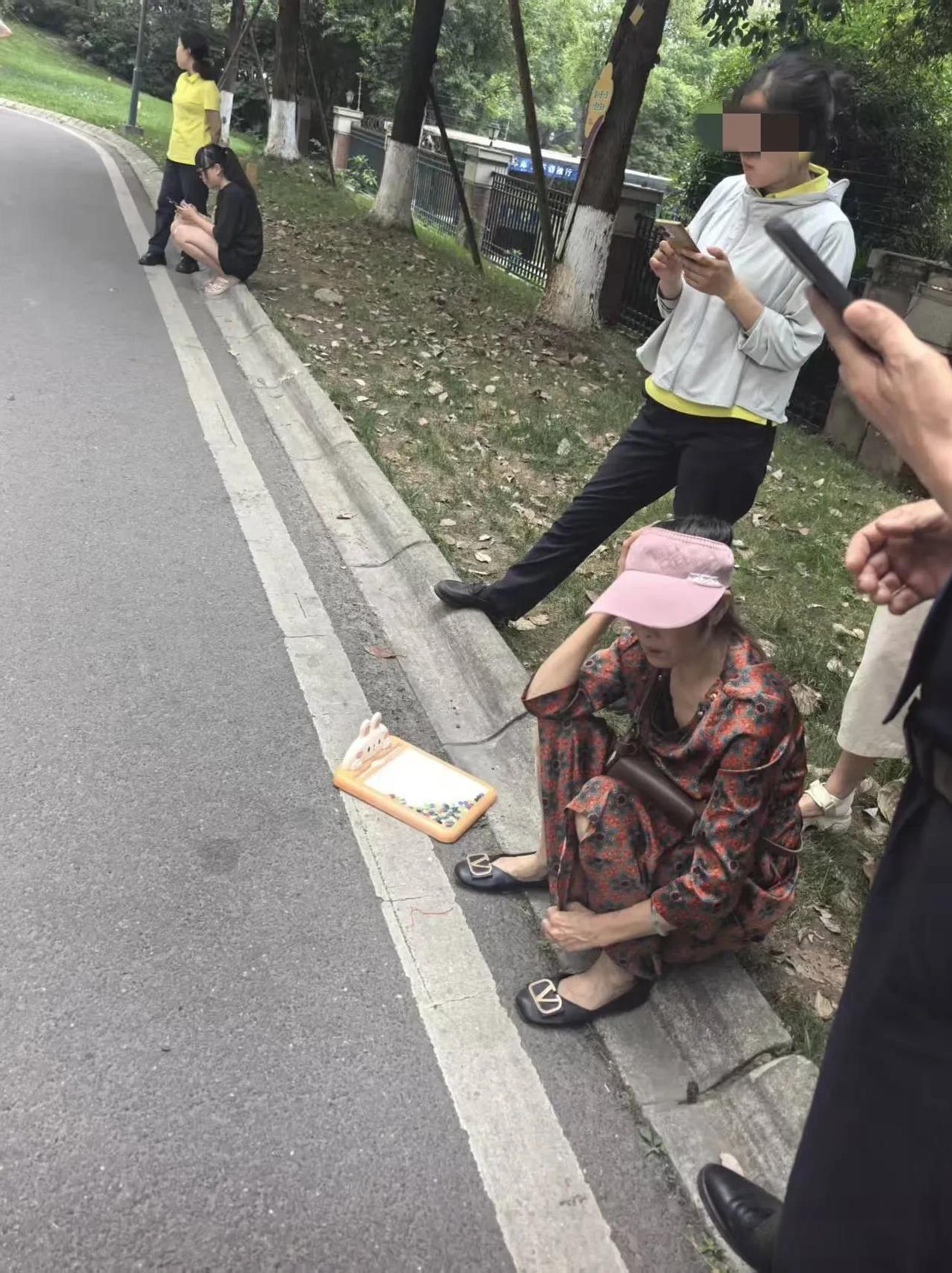 昨天下午，不知谁家高空抛物，把正好从楼下经过的一位大姐给砸到了。这个小区可是超高