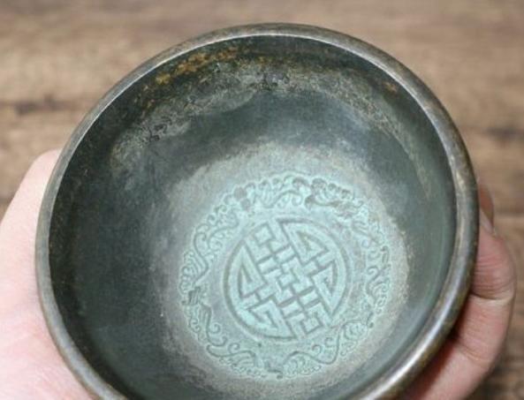 1972年，北京一清洁工清理着街上的一处公厕，由于许久未曾清理，老人家一手掩面，