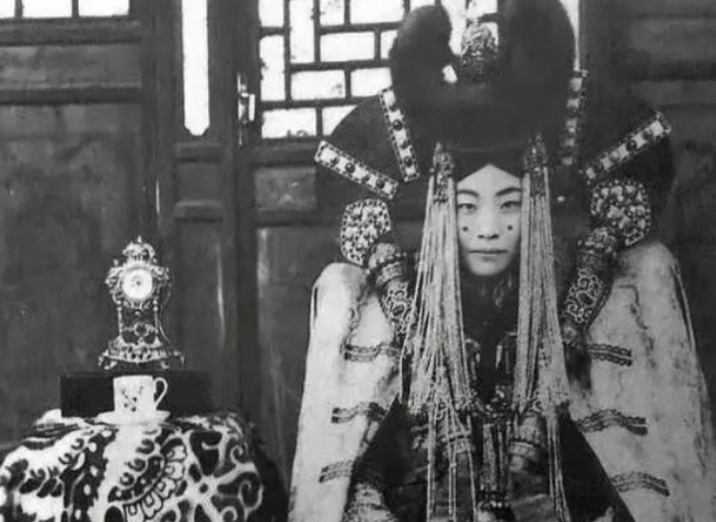1938年，斯大林下令处决了外蒙古的末代皇后，在执行死刑前，皇后格嫩皮勒展现出与