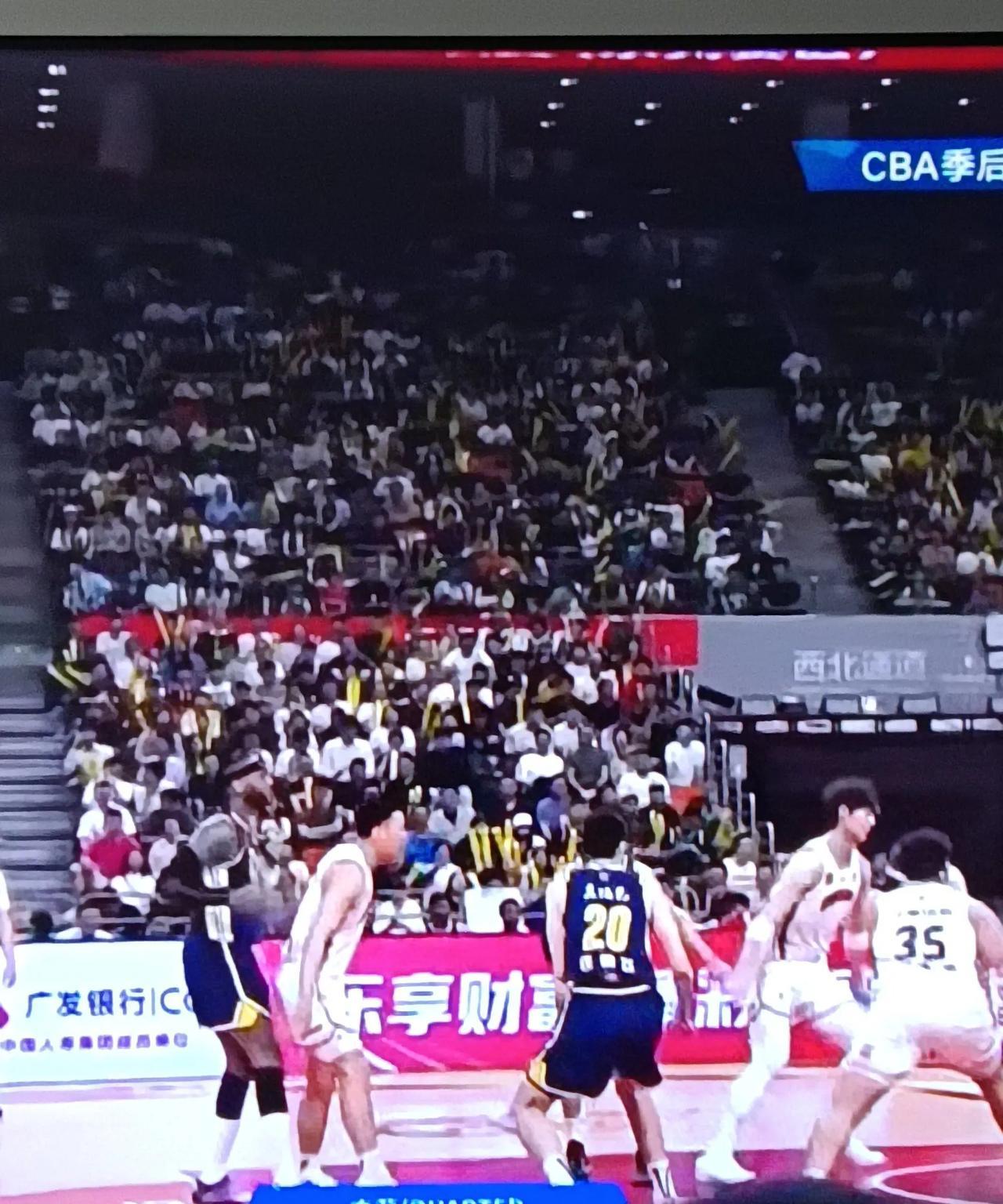 广东115:89战胜上海，大比分2:1晋级8强。
第一节，久事三分球五投五中，给