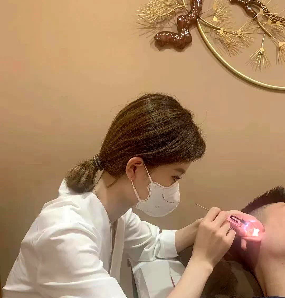 这哥们追女孩的路子，真是野啊！为了多看技师几眼，掏耳朵都得歪着身子，不知道的还以