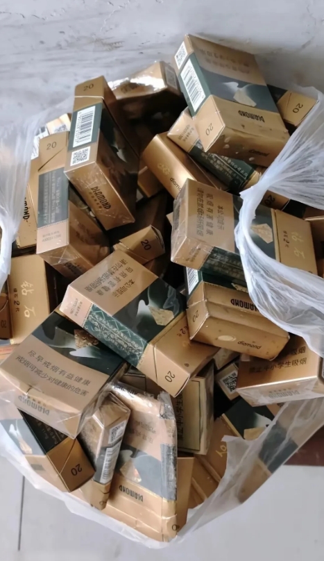 河北，一名女子出门买菜，意外发现楼道内一户人家的门口放着一个垃圾袋，里面堆满了抽