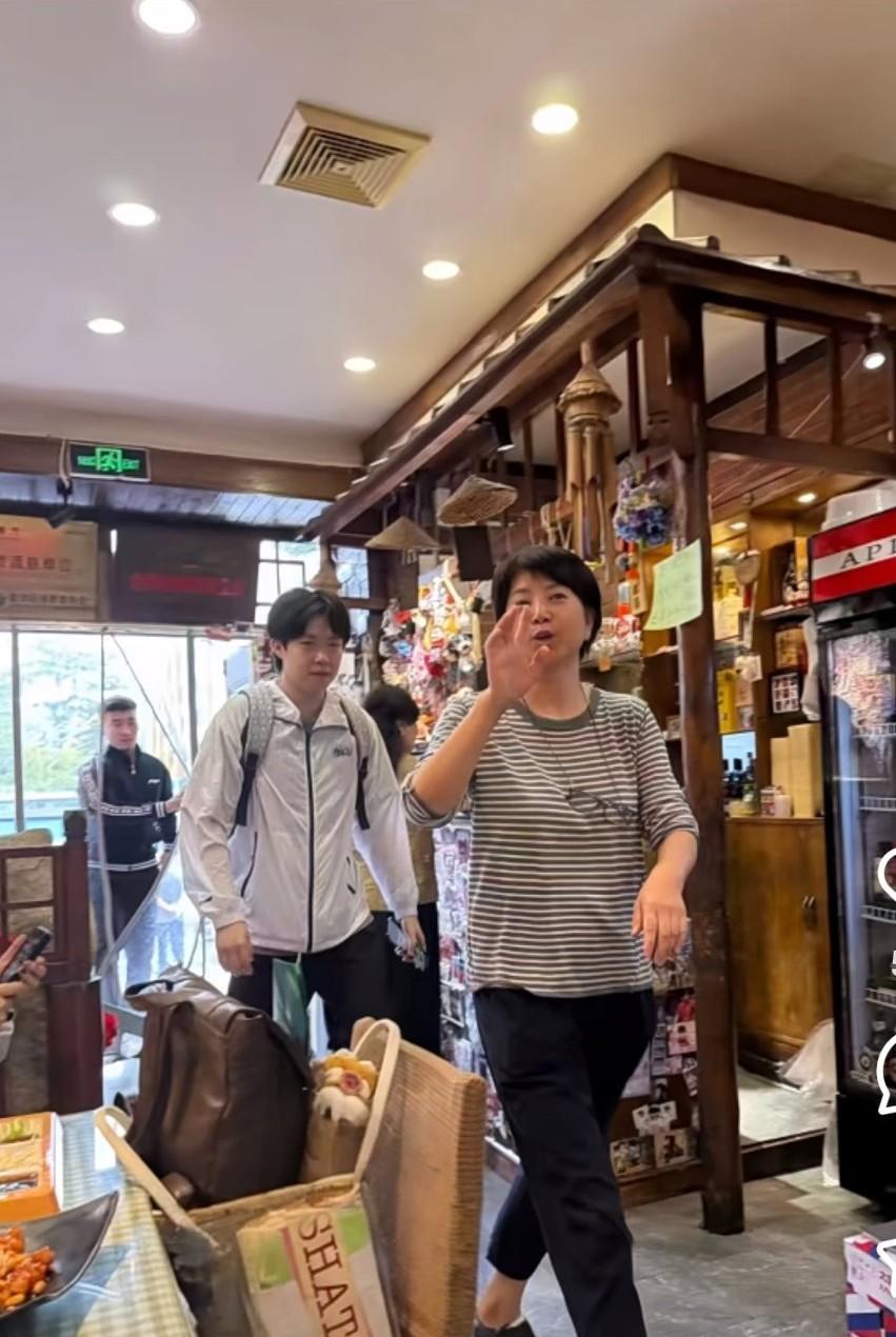 王楚钦今天去玉桥餐厅吃饭了。
这孩子应该好久没来玉桥餐厅吃饭了，每次来吃顿饭，就