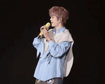 王铮亮去了王栎鑫的演唱会，全场唯二被点名的，还有一个是快乐老友记导演组！
他说这