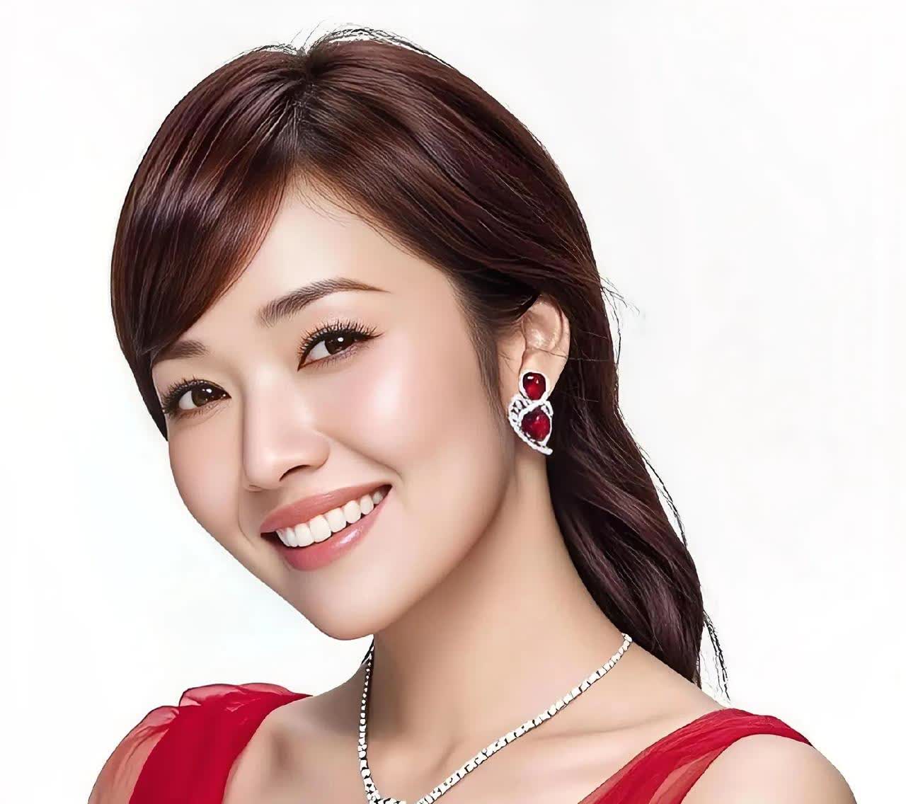 侯佩岑说，
与周杰伦的感情，
是我一生中唯一的一次叛逆。

2004年，